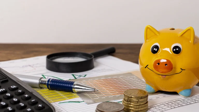 articulos-de-papeleria-y-hucha-con-dinero